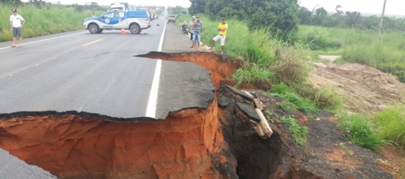 SÃO DESIDÉRIO: Chuva faz pista se &#8216;romper&#8217; e cratera interdita parte da BR-O20