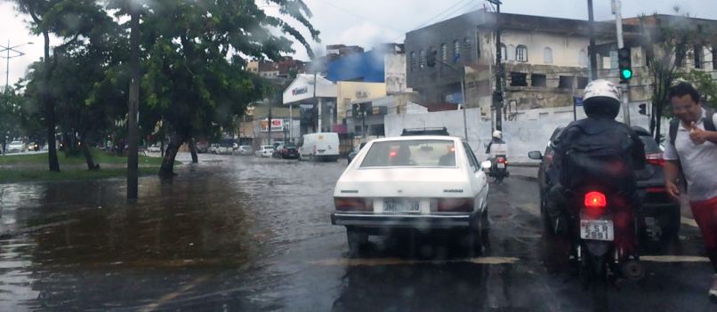 DIA DA MARMOTA: Um Passat 78 em dia chuvoso. Quando uma foto mostra que estamos parados no tempo