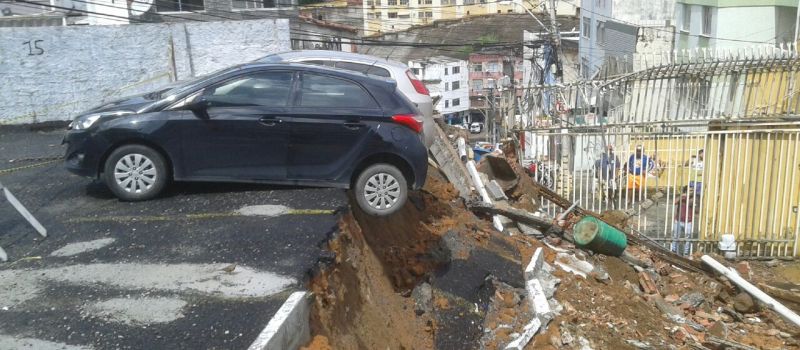 DIA CHUVOSO: Muro de imóvel cede e deixa carros semi pendurados em Nazaré