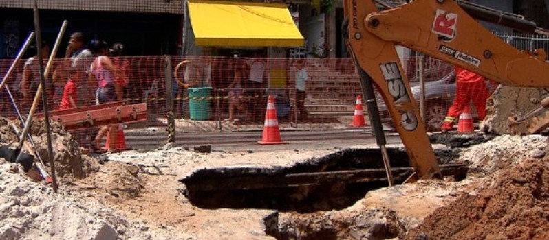 TUDO PARADO: Cratera formada devido à chuva no bairro da Liberdade congestiona trânsito na região