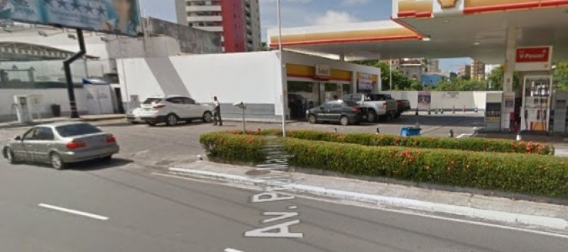 AV.MAGALHÃES NETO: Após praticar assalto em posto de combustível, suspeito é atingido na cabeça