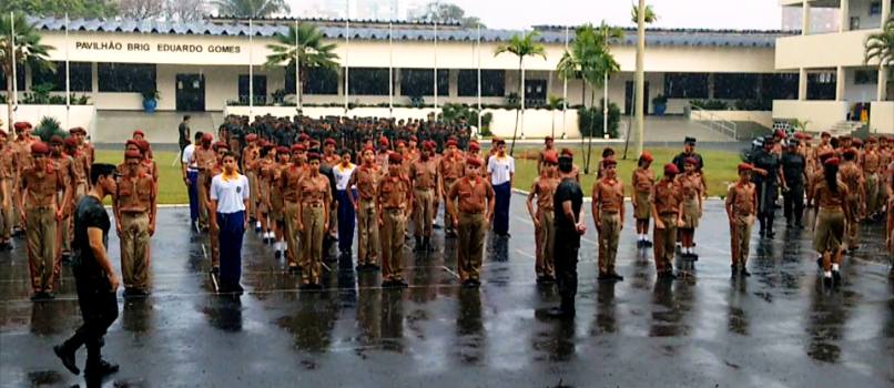 VÍDEO: Alunos do Militar marcham na chuva e pais criticam maus tratos; Escola fala em disciplina