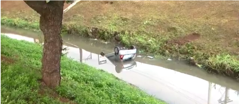 RIO VERMELHO: Por conta da chuva, motorista perde controle de veículo, que capota e vai parar em córrego