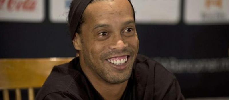 VAI TER QUE ASSUMIR: Ronaldinho Gaúcho pode ser enquadrado por sogros para assumir noivado