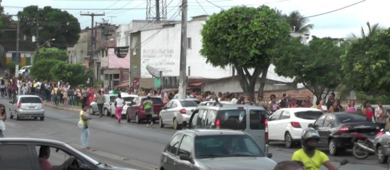 Veja vídeo: Candidatos voltam a formar fila ?gigantesca? em Simões Filho