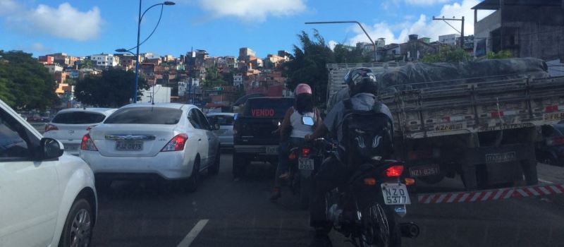 PNEUS ARRIADOS: Caminhão &#8216;quebra&#8217; e congestiona trânsito na Vasco da Gama