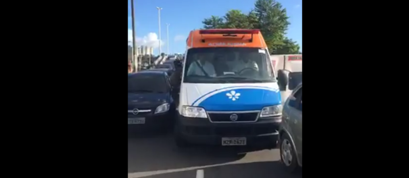 ACOMPANHE AGORA: Ambulância faz apelo para passar bloqueio de manifestantes