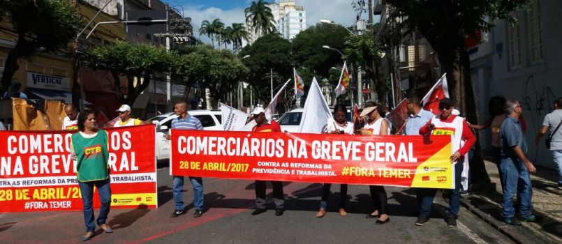 AVENIDA SETE: Manifestação no centro da cidade trava trânsito na região