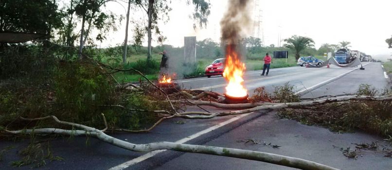 NA MARRA: Policiais usam força para desbloquear via na Estrada das Cascalheiras