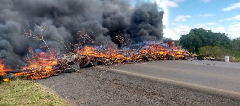 IRECÊ: Manifestantes interditam Estrada do Feijão e fazem caminhada pelo centro da cidade