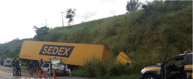 TRAGÉDIA: Oito pessoas morrem após colisão entre carro e caminhão dos Correios na BR-101