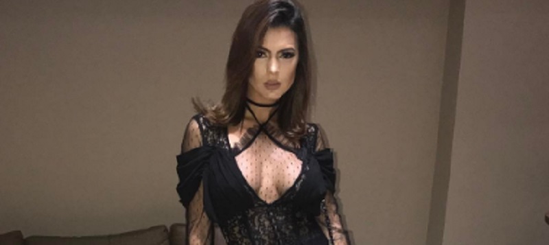 A MULHER DE PRETO: Com vestido longo, Vina Calmon abusa da transparência e agita web