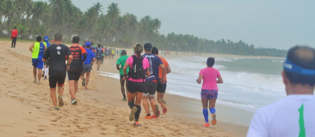 Praia do Forte é cenário de corrida que aproxima participantes da natureza