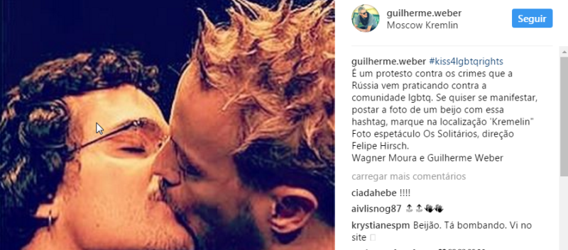 CONTRA O PRECONEITO: Wagner Moura e Guilherme Weber se beijam contra a homofobia na Rússia