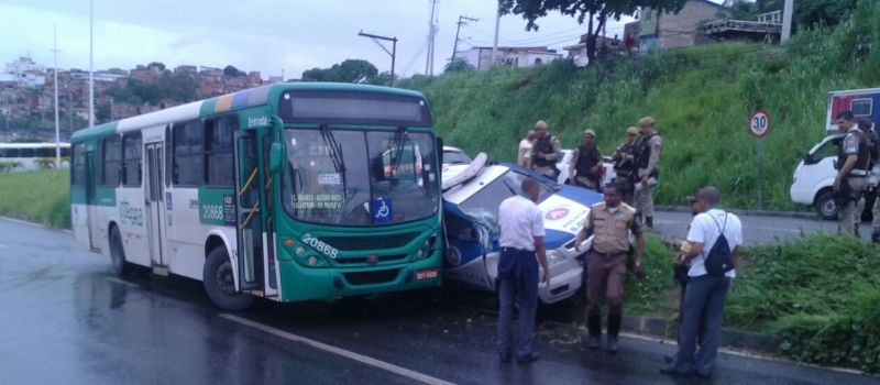 ACIDENTE: Viatura perde o controle e colide em ônibus próximo a Estação Pirajá