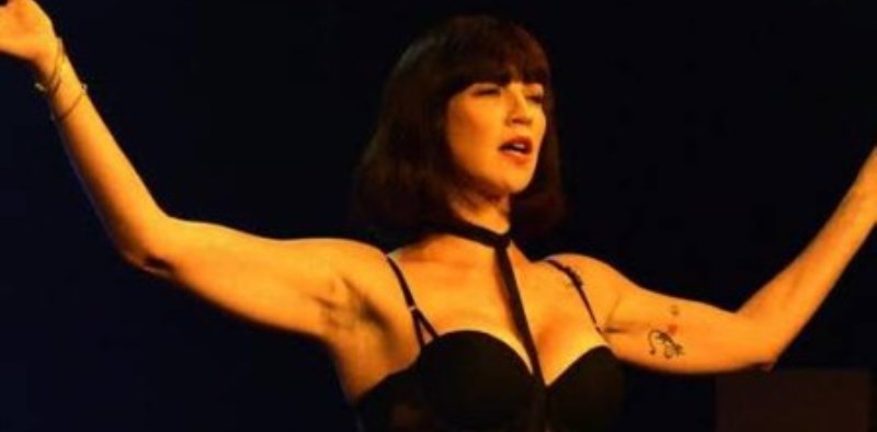 DE VOLTA AOS PALCOS: Só de lingerie, Luana Piovani interpreta personagem transexual no teatro