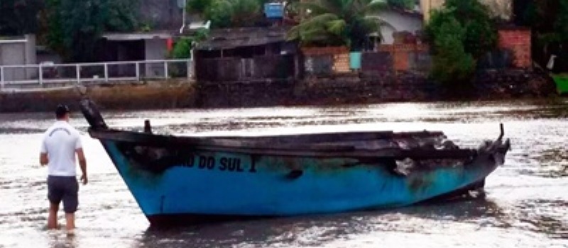 TRAGÉDIA: Barco pega fogo após explosão com seis pescadores e deixa dois em estado grave