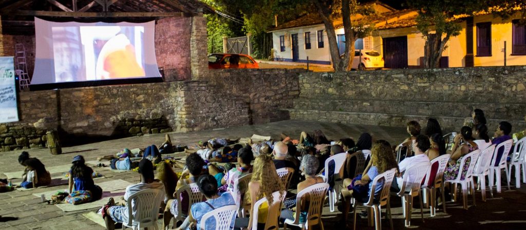 Cineclube em Lençóis exibe filme sobre as Yalorixás do candomblé da Bahia