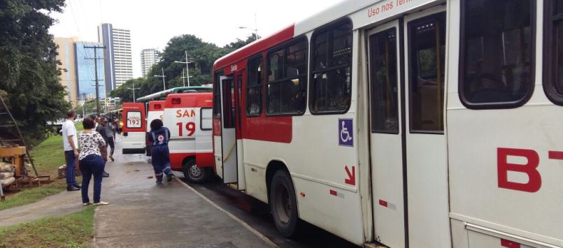 SUSTO: Batida entre dois ônibus deixa mais de dez passageiros feridos na Av.ACM