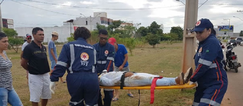 ACIDENTE: Mulher fica ferida ao cair de moto na Avenida JK em Luis Eduardo Magalhães