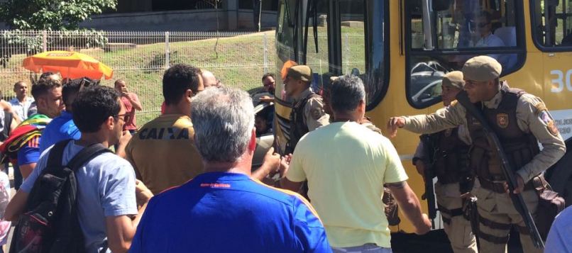 NA BRONCA: Torcida do Sport protesta contra falta de ingressos na final do Nordeste