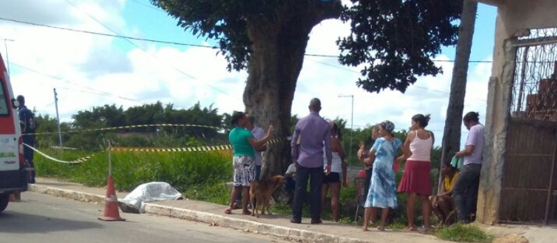 SIMÕES FILHO: Aposentado passa mal e morre no meio da rua