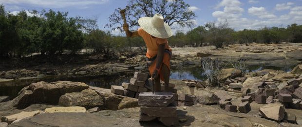 Alexandre Augusto estreia na fotografia com a exposição &#8220;Mulheres de Pedra&#8221;