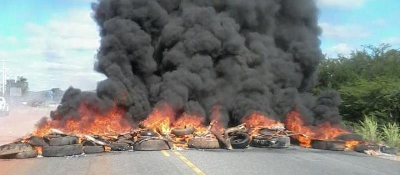 SIMÕES FILHO: Manifestantes queimam pneus e bloqueiam BA-093