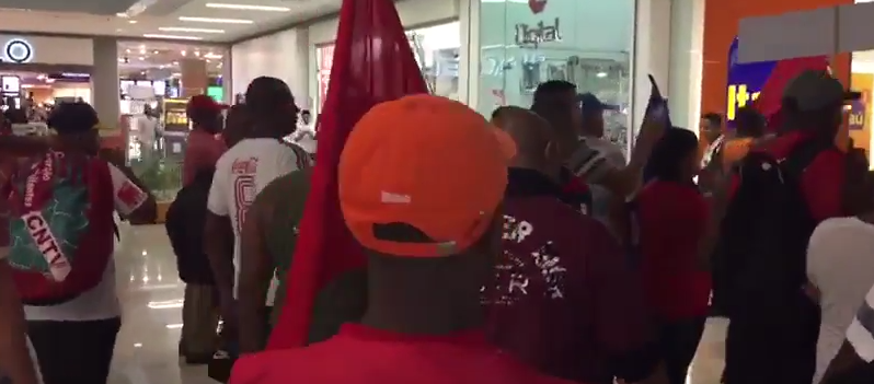 VEJA VÍDEOS: Sindvigilantes protesta em shopping na Barra