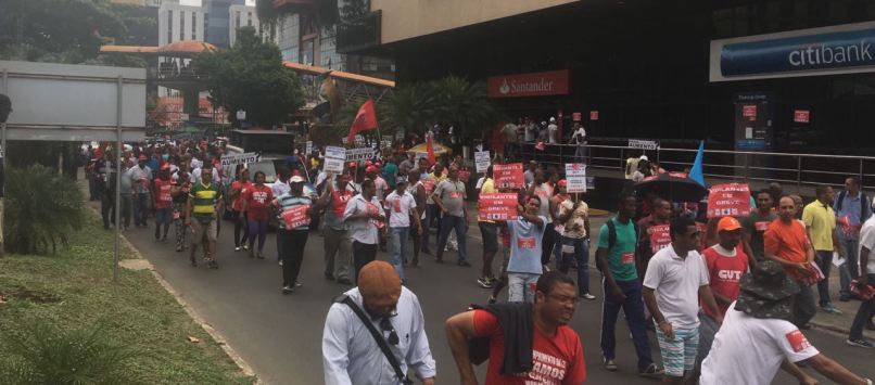 AV. TANCREDO NEVES: Em greve, vigilantes fazem caminhada e protesto dentro de shopping