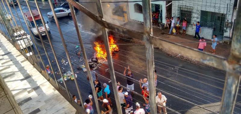 DENÚNCIA: Vazamento de esgoto que dura há 3 meses leva moradores de Periperi a protestarem