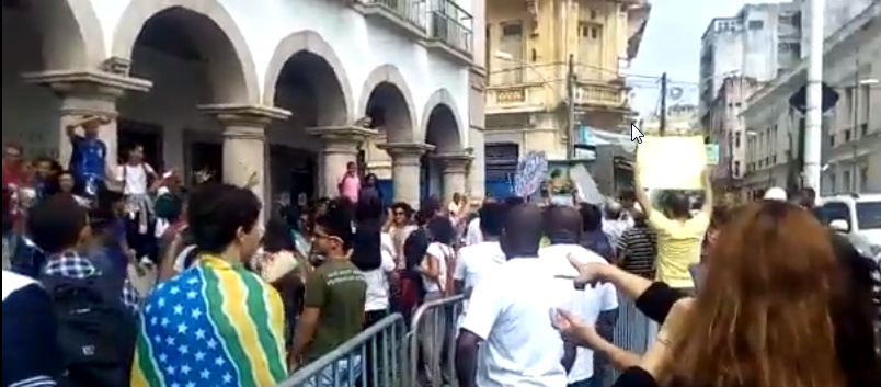 VÍDEO: Manifestantes protestam contra projeto &#8216;Escola Sem Partido&#8217; na Câmara de Vereadores de Salvador