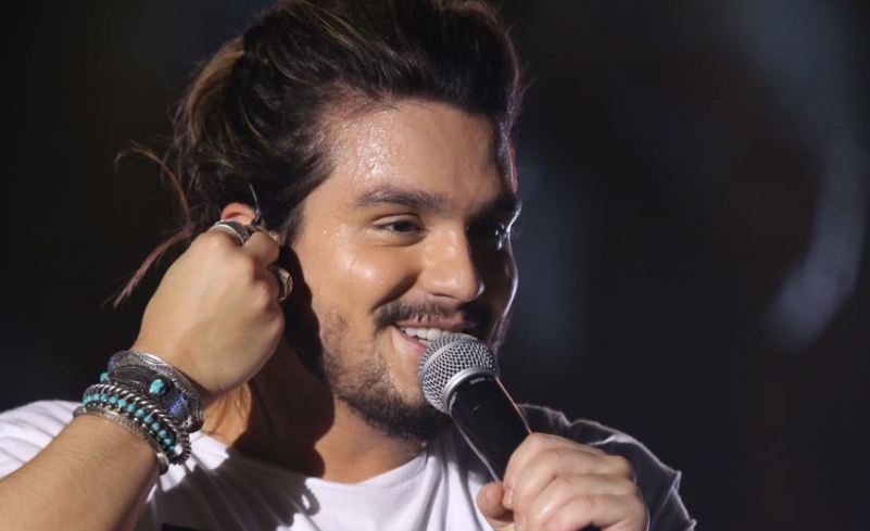 AGORA, AO VIVO: Luan Santana sobe no palco do Galinho e comanda fãs com novo sucesso