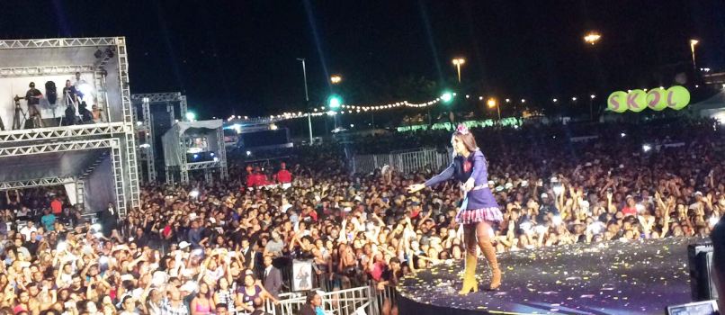 AGORA, AO VIVO: Ivete, a delegada do Arraiá, domina a festa e dobra público do Galinho