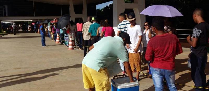 ANTECEDÊNCIA: Eleitores fazem fila para realizar cadastramento biométrico para próximas eleições