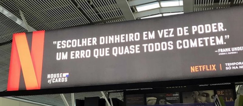 BRASÍLIA OF CARDS: Netflix faz outdoor com recado para políticos em aeroporto na capital do Brasil