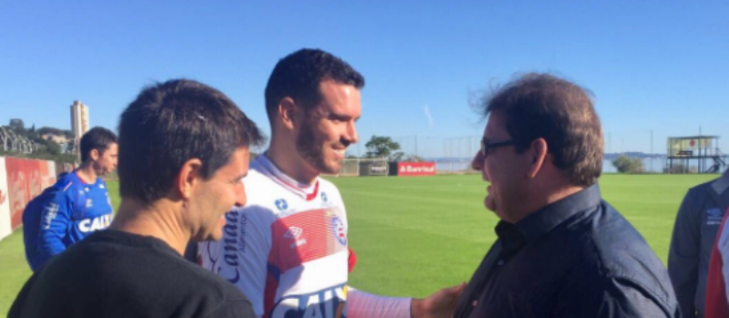 VISITA DE PESO: Guto Ferreira encontra elenco do Bahia antes de treino para jogo contra o Grêmio