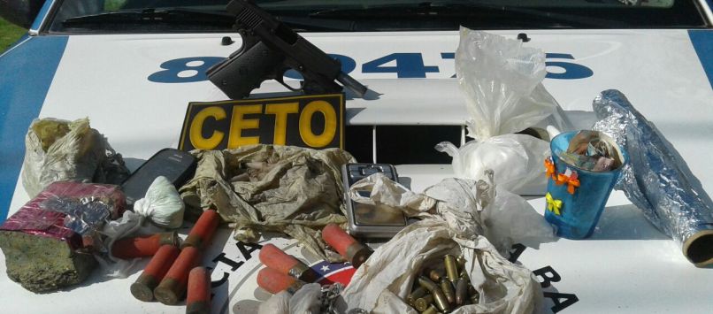 ALAGOINHAS: Polícia encontra drogas e arma enterradas em quintal de residência