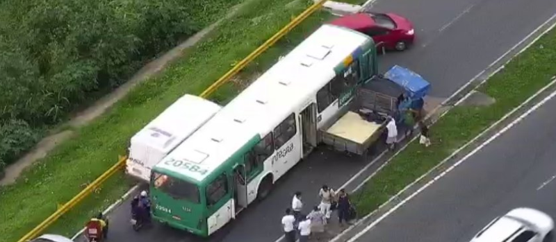 COLISÃO: Acidente envolvendo ônibus deixa um ferido na Avenida ACM, em Salvador