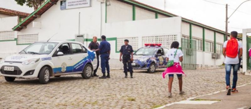 SEM LIMITES: Bandidos tocam terror em Escola no centro de Simões Filho