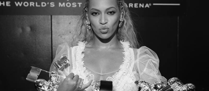 NASCERAM: Beyoncé dá à luz aos gêmeos, frutos do seu casamento com o rapper Jay-Z