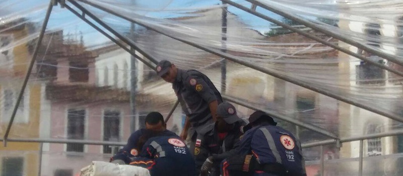 QUATRO FERIDOS: Ventos fortes podem ter sido causa de desabamento de palco no Pelourinho