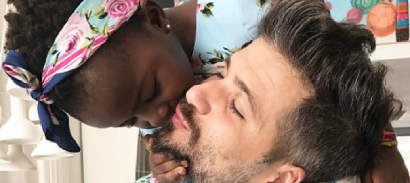 AMOR DE FILHA: Bruno Gagliasso posta foto recebendo carinho de Titi e encanta fãs