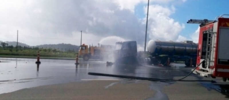 SUSTO NA ESTRADA: Carreta com produto químico pega fogo e interdita BA-093 na região de Pojuca