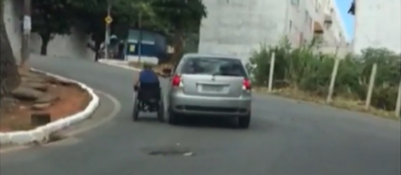 VEJA VÍDEO: Cadeirante é flagrado pegando carona para subir ladeira na Federação