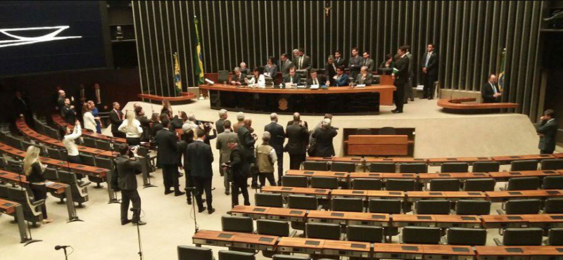 SEM PLATEIA: Apenas 15 deputados aparecem no plenário para ouvir leitura de denúncia contra Temer