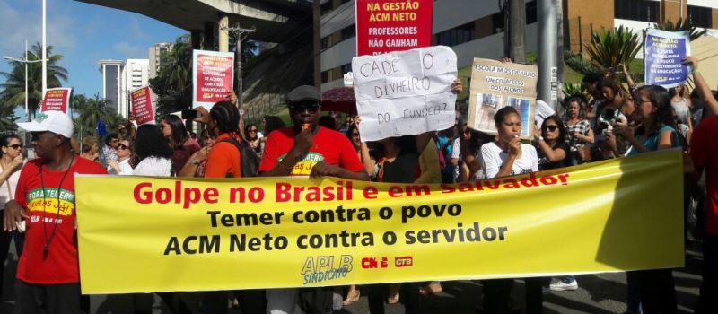 MANIFESTAÇÃO: Protesto dos professores municipais deixa trânsito intenso na Avenida Garibaldi