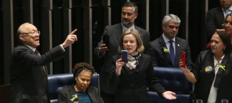 CAOS NO SENADO: Após protesto de senadoras, votação da reforma trabalhista é retomada