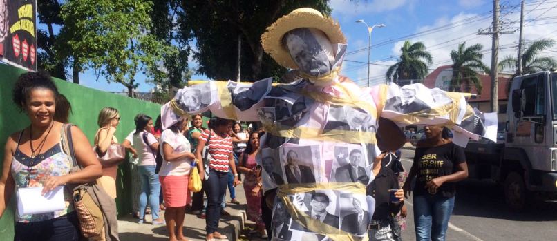 PROTESTO: Contra Reforma Trabalhista, manifestantes queimam boneco de Temer em Lauro de Freitas