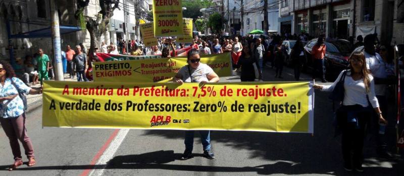 PROTESTO: Em assembleia, professores da rede municipal decidem parar por 48 horas